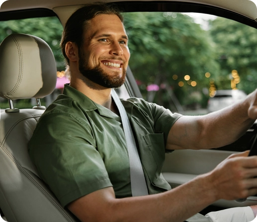 Homem dentro de carro, dirigindo